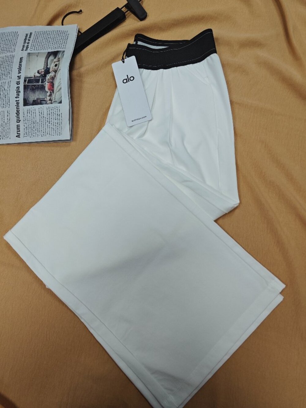 NWT ALO Yoga 🪁 Suit Up Trouser White Athleisure Wide Leg Pants 30” - Picture 7 of 8